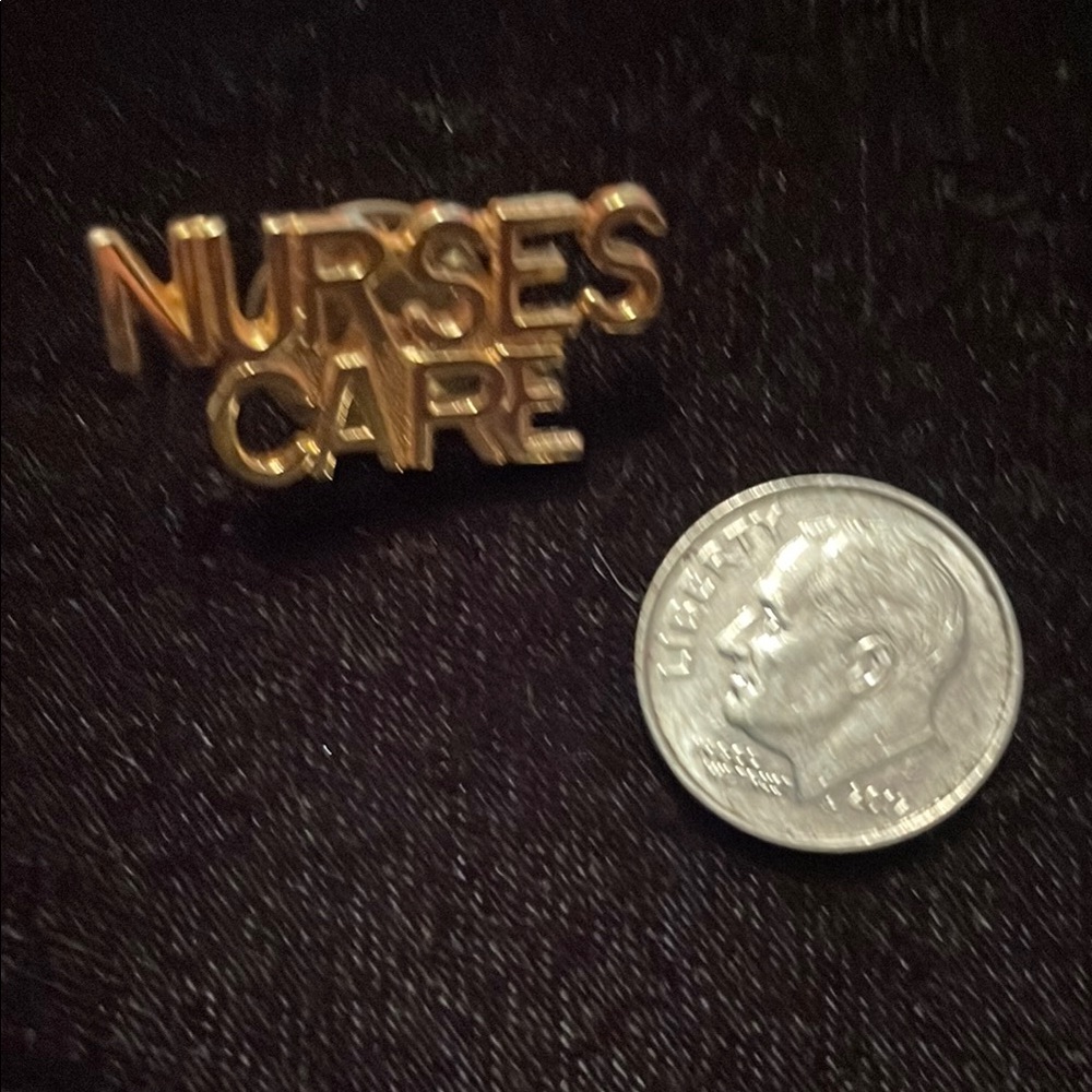 Gold 'Nurses Care' Pin